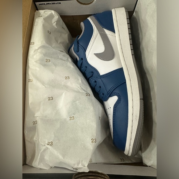 Air Jordan 1 Low - Picture 8 of 9